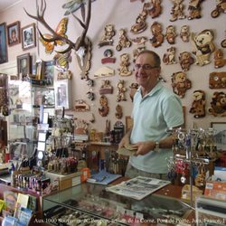 Aux 1000 Souvenirs - Aux 1000 Souvenirs, Jean Claude Poupon, dernier Artisan de la Corne Grande Rue 39 130  pont de Poitte, Jura, France - 17/08/2016 ©Dk N