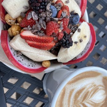 Urth Caffe - Urth Acai Bowl and Honey Vanilla Latté - Coffee & Tea Near Me - Laguna Beach, California