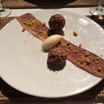 Les Closeaux - Chocolate dessert with lemon sorbet. - French Near Me - Vallières-les-Grandes, 41