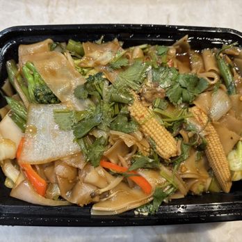 Zabb Thai Cuisine - Drunken noodles with vegetables - Thai Near Me - Newport Beach, California Zabb Thai Cuisine - Drunken noodles with vegetables - Thai Near Me - Newport Beach, California