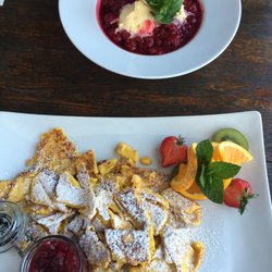 Vanilleeis mit heißen Himbeeren & Kaiserschmarrn