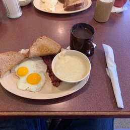 a plate of breakfast food