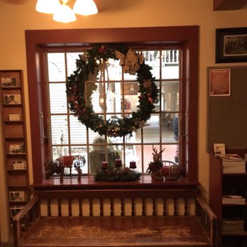 Artists Colony Inn - Sitting area looking south at front desk - Hotels Near Me - Nashville, Indiana