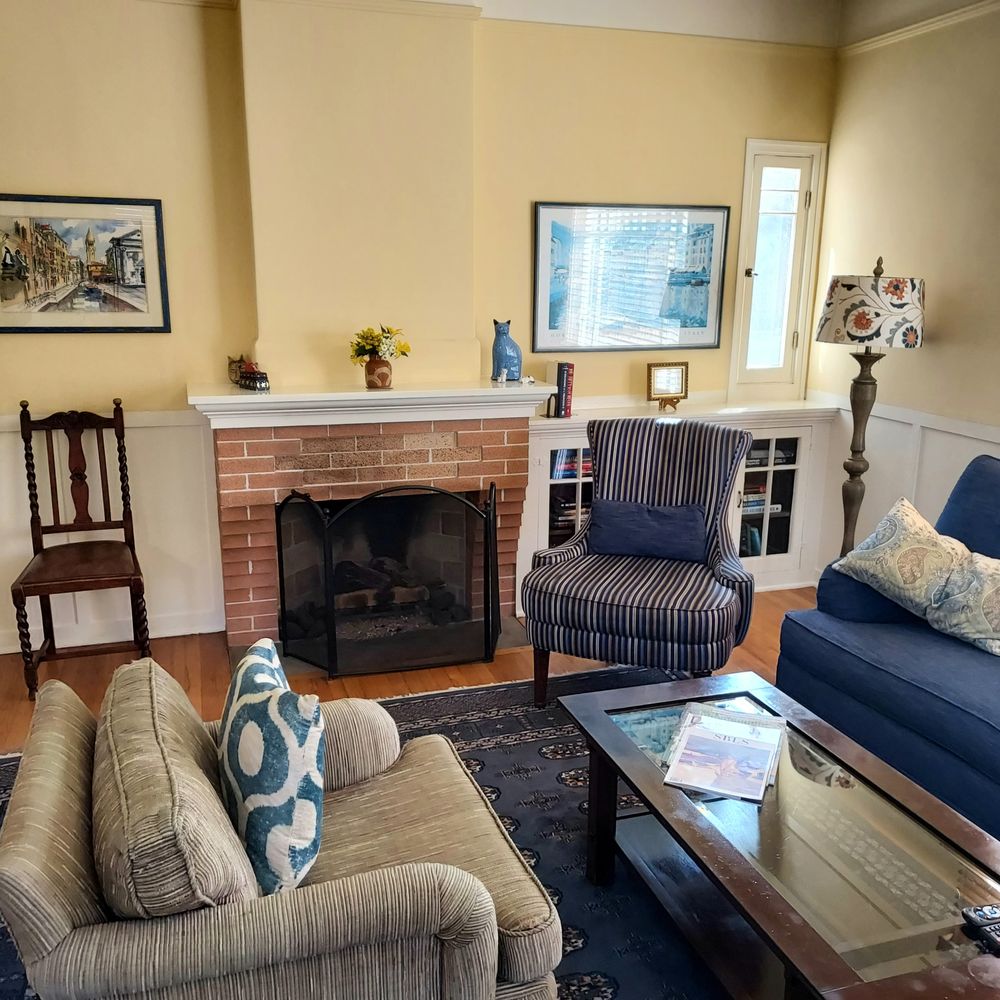 Cheshire Cat Inn - Cheshire Cat Inn Woodford Cottage living room - Bed & Breakfast Near Me - Santa Barbara, California