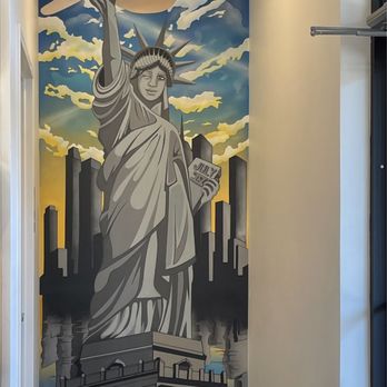 Brooklyn Pizza - Statute of Liberty mural - Italian Near Me - Wilmington, North Carolina