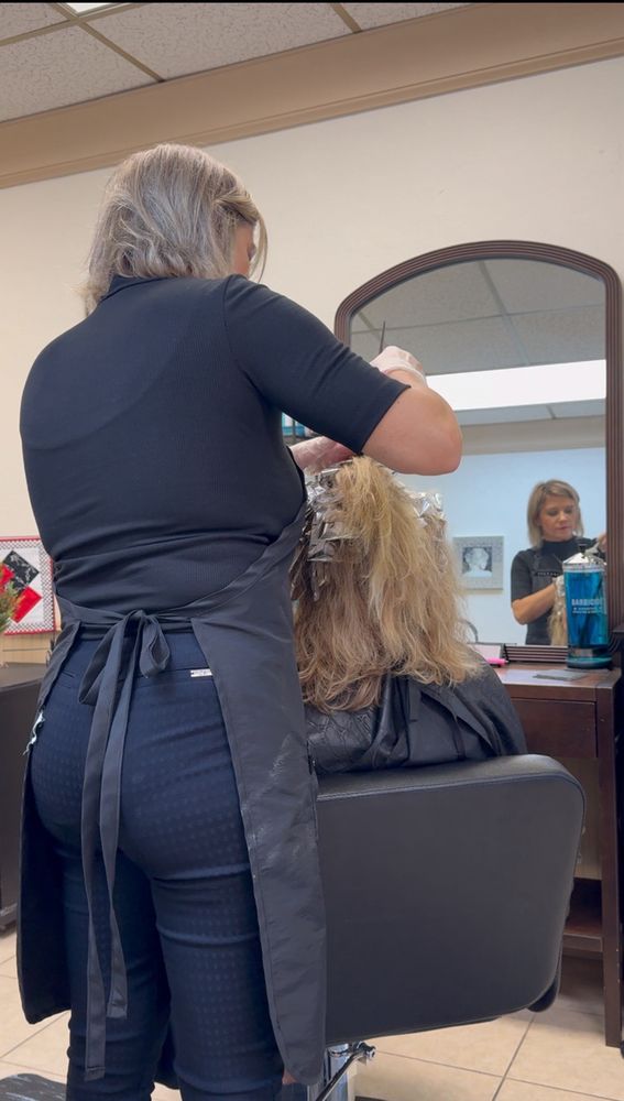 Uniquely You Salon Mariola Hairstyle Logo