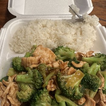 Honto Chinese Cuisine - Chicken and Broccoli - Chinese Near Me - Brighton, Michigan