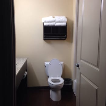 LaQuinta Inn & Suites - Bathroom - Hotels Near Me - Durant, Oklahoma LaQuinta Inn & Suites - Bathroom - Hotels Near Me - Durant, Oklahoma