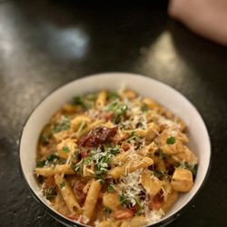 Central Bodega - Salmon Penne