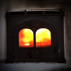 Havneby Kro - Kamin in der Mitte es Raumes