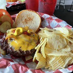 Bar Harbor - Cheeseburger and chips