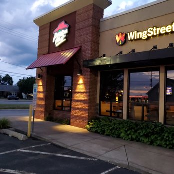 Pizza Hut - the front of the restaurant - Pizza Near Me - Erie, Pennsylvania