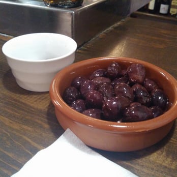 La Despensa - Unas ricas aceitunas negras del bajo Aragón con un vino Care y una cerveza artesana de la zona - Tapas Bars Near Me - Albarracín, TE La Despensa - Unas ricas aceitunas negras del bajo Aragón con un vino Care y una cerveza artesana de la zona - Tapas Bars Near Me - Albarracín, TE