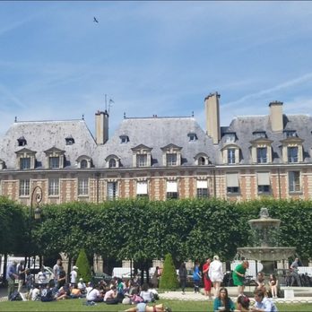 Place des Vosges - Parks Near Me - Paris, 75