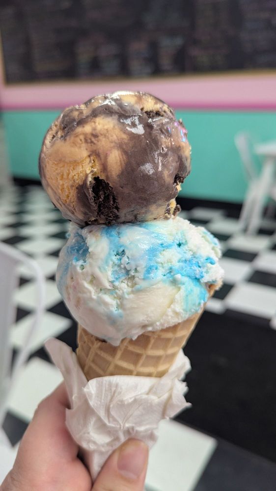 5 Scoops Sweet Shoppe Logo