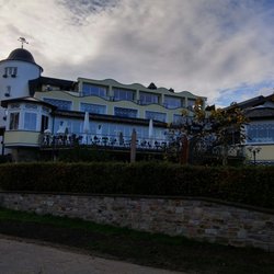 Hotel vom Ufer aus
