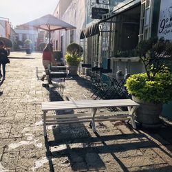 Café Breton - La entrada del lugar, aire fresco a las 8am