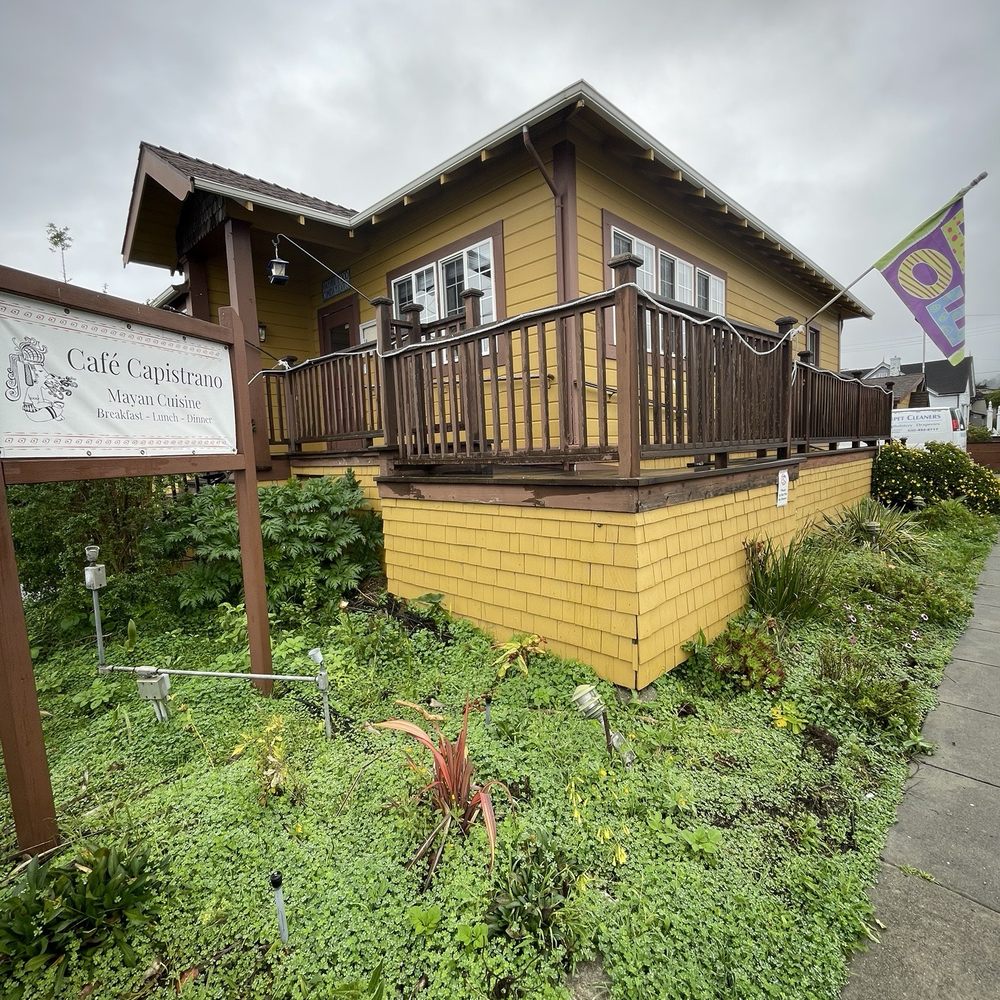 Café Capistrano - American Near Me - Half Moon Bay, California