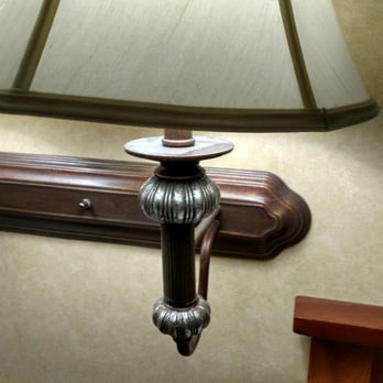 GuestHouse Bellingham - Dusty lamps between the two beds - Hotels Near Me - Bellingham, Washington