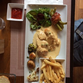 La Vie en Rose - Chicken with a mushroom cream sauce. - French Near Me - Guanajuato, GUA La Vie en Rose - Chicken with a mushroom cream sauce. - French Near Me - Guanajuato, GUA