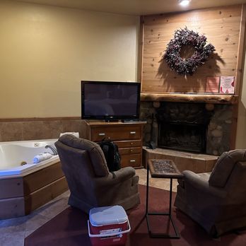 Callahan's Mountain Lodge and Restaurant - Jet tub, fireplace with wood, tv and chairs - Venues & Event Spaces Near Me - Ashland, Oregon Callahan's Mountain Lodge and Restaurant - Jet tub, fireplace with wood, tv and chairs - Venues & Event Spaces Near Me - Ashland, Oregon