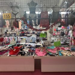 Marche aux Puces Metropolitain - Marché aux Puces Metropolitain has a lot of vendors with deals on ladies undergarmets