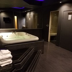 Motel Premier - I was disappointed with the jacuzzi, it's more like a bathtub. It doesn't get that hot and the Jets are really weak.