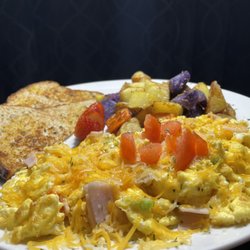 Kanela Coffee Shop - Revoltillo con papas salteadas y pan multigrano