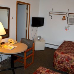 Medford Inn - Each room has cable TV, mini fridge and writing desk.