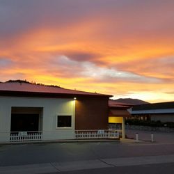 Miners Inn Motel - Outside hotel lobby at sunrise