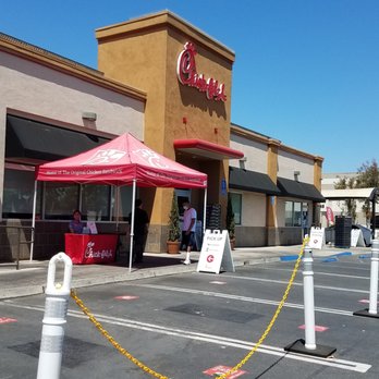 Chick-fil-A - ows the parking lot of a restaurant - Fast Food Near Me - Oxnard, California Chick-fil-A - ows the parking lot of a restaurant - Fast Food Near Me - Oxnard, California