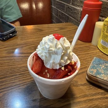 Milky Way Restaurant - Strawberry sundae - New American Near Me - Fort Loudon, Pennsylvania Milky Way Restaurant - Strawberry sundae - New American Near Me - Fort Loudon, Pennsylvania
