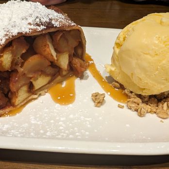 Der Biergarten - APFELSTRUDEL MIT VANILLEEIS - German Near Me - Atlanta, Georgia