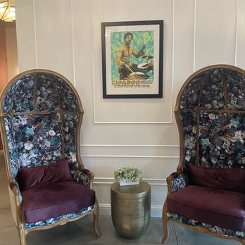 Simona's - Photo opp chairs - Coffee & Tea Near Me - Austin, Texas