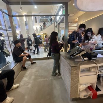 HeyTea - Customers waiting inside and outside - Coffee & Tea Near Me - San Francisco, California HeyTea - Customers waiting inside and outside - Coffee & Tea Near Me - San Francisco, California