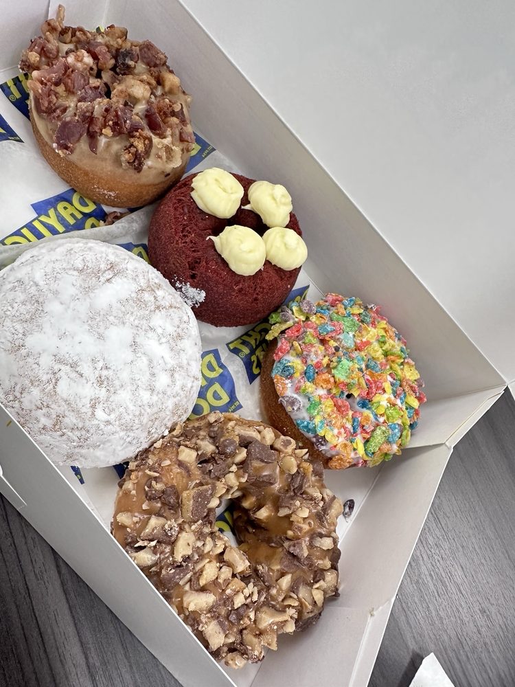 Daylight Donuts of Cochran Logo