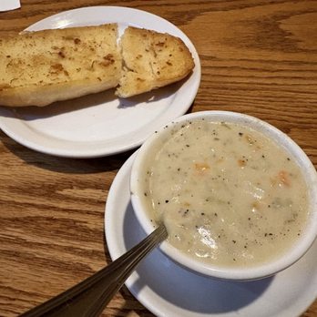 Billy Reed's - Calm chowder with Texas toast - American Near Me - Palm Springs, California