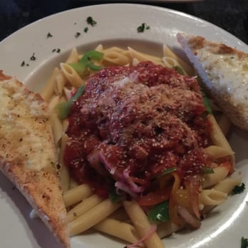Mangieri's Pizza Cafe - Spicy sausage and peppers over penne with garlic cheesy bread. - Italian Near Me - Austin, Texas Mangieri's Pizza Cafe - Spicy sausage and peppers over penne with garlic cheesy bread. - Italian Near Me - Austin, Texas