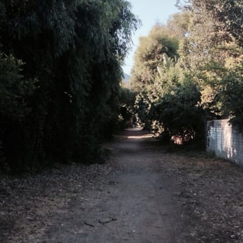 Horse Lane Trail - Homes on both sides with a peekaboo view of the San Gabriel Mountains - Hiking Near Me - La Cañada Flintridge, California Horse Lane Trail - Homes on both sides with a peekaboo view of the San Gabriel Mountains - Hiking Near Me - La Cañada Flintridge, California