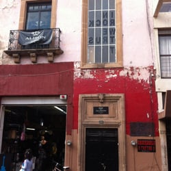 Alison Café - La puerta negra es la entrada al Bar.
