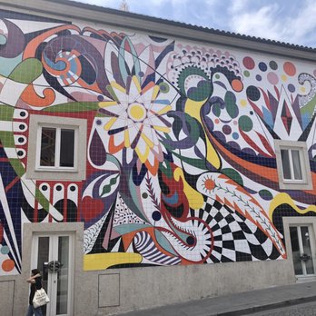 Steak 'n Shake - Mural commissioned by famous local artist on side - Burgers Near Me - Porto, 13