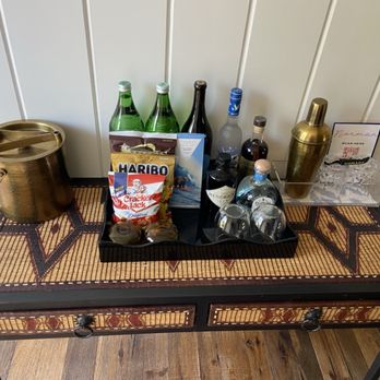 Skyview Motel - Cutest mini bar! My husband REALLY wanted the cracker jacks! - Hotels Near Me - Los Alamos, California