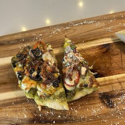 Gluten-free pesto veggie flatbread Gluten-free pesto veggie flatbread