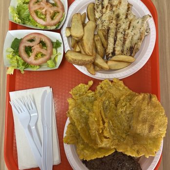 Zona Parillera - Nuestra orden Sirlon y pechuga de pollo.  Tostones gigantes y papas - Meat Shops Near Me - Caguas, Puerto Rico