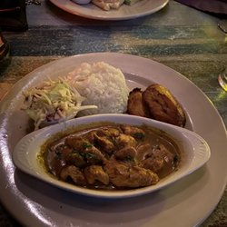 De' Coal Pot - Curry chicken, white rice, coleslaw and plantains