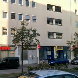 Kieser Training Nürnberg-Gleisshammer - Der Trainingsbetrieb liegt im ersten Stock, die Tiefgarageneinfahrt befindet sich links, außerhalb des Fotos.