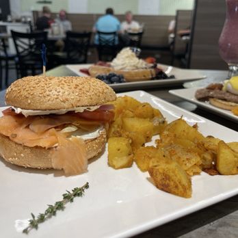 Daylight Grill - Norwegian Smoked Salmon Bagel - Breakfast & Brunch Near Me - Burlington, Ontario