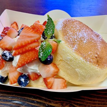 Eggcellent Souffle Pancake - Strawberry blueberry yogurt - Desserts Near Me - Flushing, New York