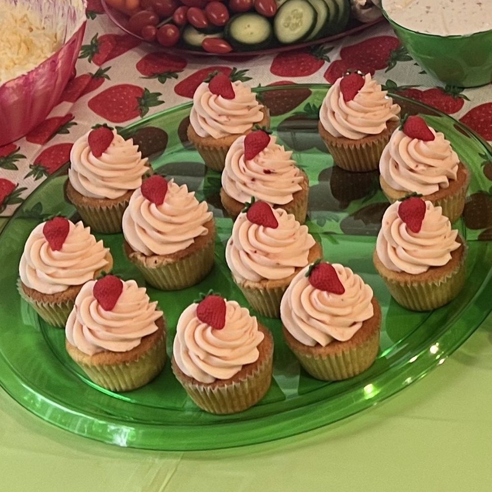 Amazing Cakes - Vanilla cupcakes with strawberry frosting - Cupcakes Near Me - Vancouver, Washington