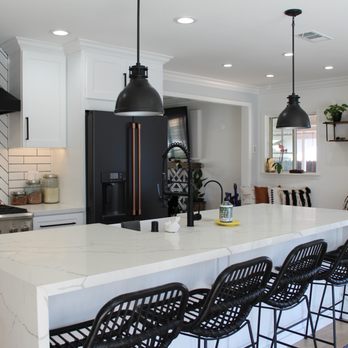 Horizon Construction & Remodeling - a kitchen with a large island - General Contractors Near Me - Fullerton, California